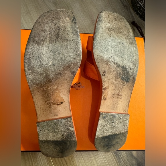 Authentic Hermes Orange Sandal. Worn shoes but in a wearable condition. - Picture 3 of 10